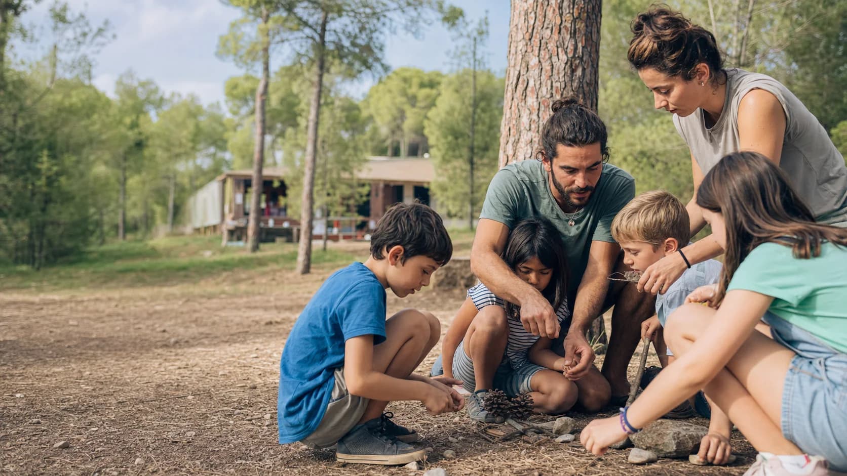 Actividad de ocio educativo al aire libre guiada por profesionales